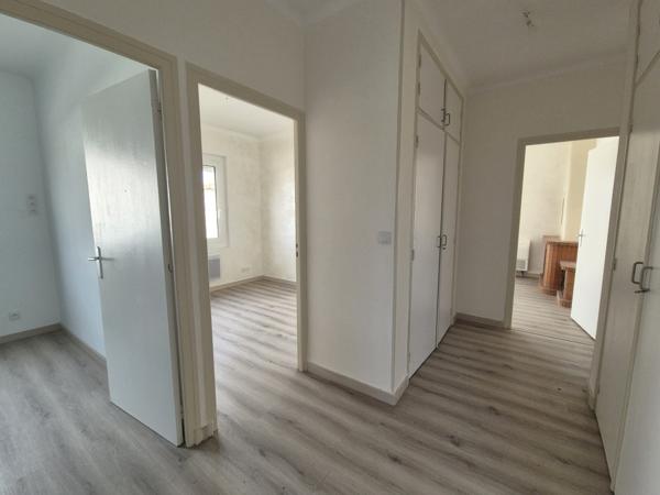 Maison 3 faces avec grand garage