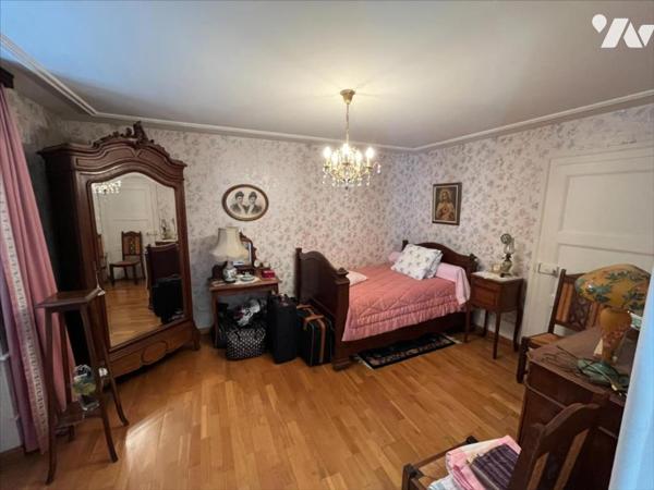 Appartement T3 (environ 84 m² habitables à rafraîchir) en plein centre-ville