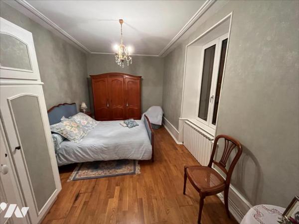 Appartement T3 (environ 84 m² habitables à rafraîchir) en plein centre-ville