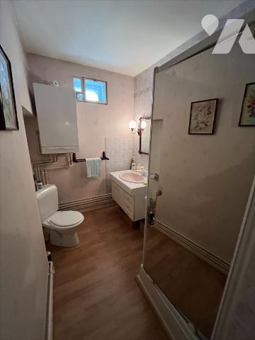 Appartement T3 (environ 84 m² habitables à rafraîchir) en plein centre-ville