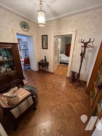 Appartement T3 (environ 84 m² habitables à rafraîchir) en plein centre-ville