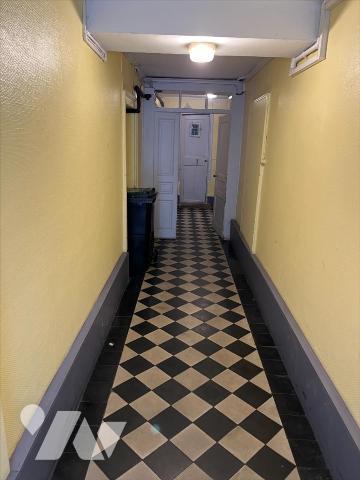 Appartement T3 (environ 84 m² habitables à rafraîchir) en plein centre-ville