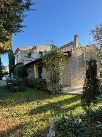 Saint Julien belle villa traditionnelle 4 chambres Piscinable