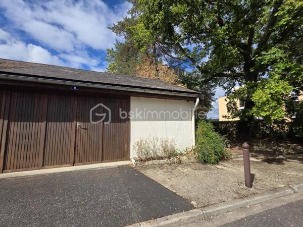 Cette maison de plain pied séduit dès l’entrée avec son grand placard intégré et sa circulation fluide
La cuisine aménagée et équipée donne un coté pratique et le séjour lumineux offre un espace de vie chaleureux et convivial
Le dégagement dessert une salle d’eau, un wc indépendant, un coin buanderie et 3 chambres dont une avec dressing pour un confort optimal
À l’extérieur un jardin privé et clos de 116 m² crée un véritable havre de tranquillité
Une cave à vin ainsi qu'un garage complètent ce bien rare
Une maison idéale pour une vie à pied de toutes les commodités et de la forêt offrant un cadre recherché et une qualité de vie exceptionnelle