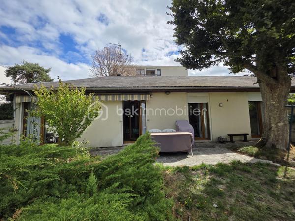 Cette maison de plain pied séduit dès l’entrée avec son grand placard intégré et sa circulation fluide
La cuisine aménagée et équipée donne un coté pratique et le séjour lumineux offre un espace de vie chaleureux et convivial
Le dégagement dessert une salle d’eau, un wc indépendant, un coin buanderie et 3 chambres dont une avec dressing pour un confort optimal
À l’extérieur un jardin privé et clos de 116 m² crée un véritable havre de tranquillité
Une cave à vin ainsi qu'un garage complètent ce bien rare
Une maison idéale pour une vie à pied de toutes les commodités et de la forêt offrant un cadre recherché et une qualité de vie exceptionnelle