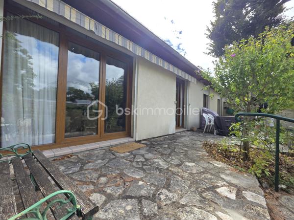 Cette maison de plain pied séduit dès l’entrée avec son grand placard intégré et sa circulation fluide
La cuisine aménagée et équipée donne un coté pratique et le séjour lumineux offre un espace de vie chaleureux et convivial
Le dégagement dessert une salle d’eau, un wc indépendant, un coin buanderie et 3 chambres dont une avec dressing pour un confort optimal
À l’extérieur un jardin privé et clos de 116 m² crée un véritable havre de tranquillité
Une cave à vin ainsi qu'un garage complètent ce bien rare
Une maison idéale pour une vie à pied de toutes les commodités et de la forêt offrant un cadre recherché et une qualité de vie exceptionnelle