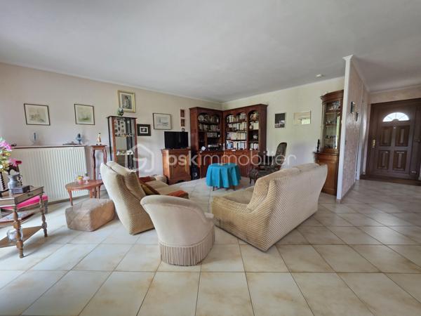 Cette maison de plain pied séduit dès l’entrée avec son grand placard intégré et sa circulation fluide
La cuisine aménagée et équipée donne un coté pratique et le séjour lumineux offre un espace de vie chaleureux et convivial
Le dégagement dessert une salle d’eau, un wc indépendant, un coin buanderie et 3 chambres dont une avec dressing pour un confort optimal
À l’extérieur un jardin privé et clos de 116 m² crée un véritable havre de tranquillité
Une cave à vin ainsi qu'un garage complètent ce bien rare
Une maison idéale pour une vie à pied de toutes les commodités et de la forêt offrant un cadre recherché et une qualité de vie exceptionnelle