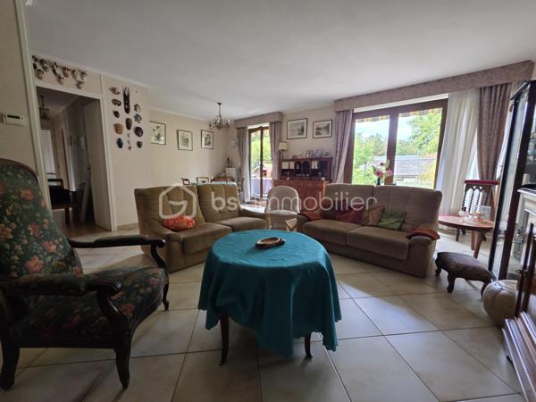 Cette maison de plain pied séduit dès l’entrée avec son grand placard intégré et sa circulation fluide
La cuisine aménagée et équipée donne un coté pratique et le séjour lumineux offre un espace de vie chaleureux et convivial
Le dégagement dessert une salle d’eau, un wc indépendant, un coin buanderie et 3 chambres dont une avec dressing pour un confort optimal
À l’extérieur un jardin privé et clos de 116 m² crée un véritable havre de tranquillité
Une cave à vin ainsi qu'un garage complètent ce bien rare
Une maison idéale pour une vie à pied de toutes les commodités et de la forêt offrant un cadre recherché et une qualité de vie exceptionnelle