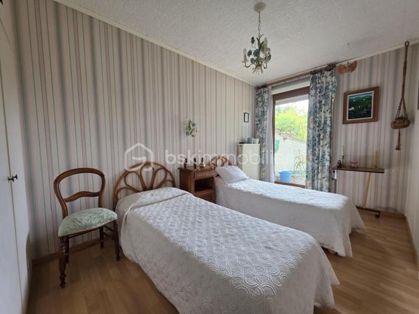 Cette maison de plain pied séduit dès l’entrée avec son grand placard intégré et sa circulation fluide
La cuisine aménagée et équipée donne un coté pratique et le séjour lumineux offre un espace de vie chaleureux et convivial
Le dégagement dessert une salle d’eau, un wc indépendant, un coin buanderie et 3 chambres dont une avec dressing pour un confort optimal
À l’extérieur un jardin privé et clos de 116 m² crée un véritable havre de tranquillité
Une cave à vin ainsi qu'un garage complètent ce bien rare
Une maison idéale pour une vie à pied de toutes les commodités et de la forêt offrant un cadre recherché et une qualité de vie exceptionnelle