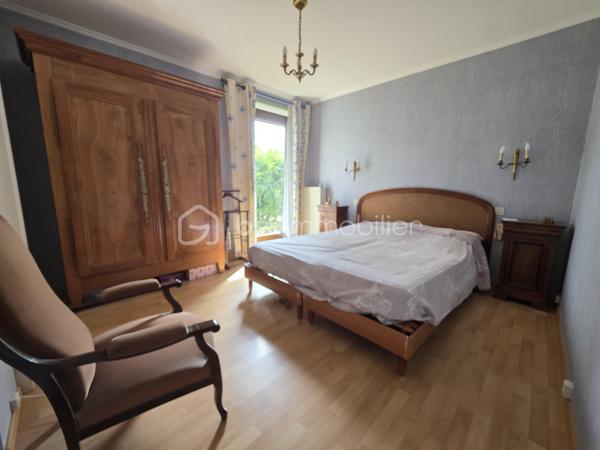Cette maison de plain pied séduit dès l’entrée avec son grand placard intégré et sa circulation fluide
La cuisine aménagée et équipée donne un coté pratique et le séjour lumineux offre un espace de vie chaleureux et convivial
Le dégagement dessert une salle d’eau, un wc indépendant, un coin buanderie et 3 chambres dont une avec dressing pour un confort optimal
À l’extérieur un jardin privé et clos de 116 m² crée un véritable havre de tranquillité
Une cave à vin ainsi qu'un garage complètent ce bien rare
Une maison idéale pour une vie à pied de toutes les commodités et de la forêt offrant un cadre recherché et une qualité de vie exceptionnelle