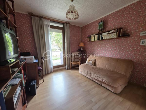 Cette maison de plain pied séduit dès l’entrée avec son grand placard intégré et sa circulation fluide
La cuisine aménagée et équipée donne un coté pratique et le séjour lumineux offre un espace de vie chaleureux et convivial
Le dégagement dessert une salle d’eau, un wc indépendant, un coin buanderie et 3 chambres dont une avec dressing pour un confort optimal
À l’extérieur un jardin privé et clos de 116 m² crée un véritable havre de tranquillité
Une cave à vin ainsi qu'un garage complètent ce bien rare
Une maison idéale pour une vie à pied de toutes les commodités et de la forêt offrant un cadre recherché et une qualité de vie exceptionnelle