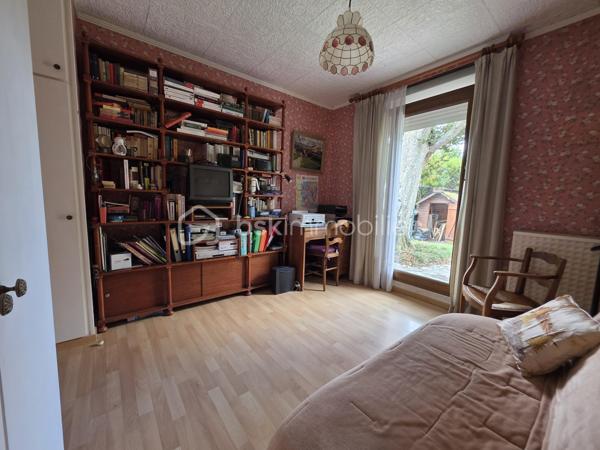 Cette maison de plain pied séduit dès l’entrée avec son grand placard intégré et sa circulation fluide
La cuisine aménagée et équipée donne un coté pratique et le séjour lumineux offre un espace de vie chaleureux et convivial
Le dégagement dessert une salle d’eau, un wc indépendant, un coin buanderie et 3 chambres dont une avec dressing pour un confort optimal
À l’extérieur un jardin privé et clos de 116 m² crée un véritable havre de tranquillité
Une cave à vin ainsi qu'un garage complètent ce bien rare
Une maison idéale pour une vie à pied de toutes les commodités et de la forêt offrant un cadre recherché et une qualité de vie exceptionnelle