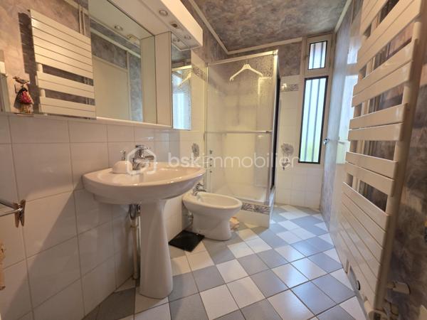 Cette maison de plain pied séduit dès l’entrée avec son grand placard intégré et sa circulation fluide
La cuisine aménagée et équipée donne un coté pratique et le séjour lumineux offre un espace de vie chaleureux et convivial
Le dégagement dessert une salle d’eau, un wc indépendant, un coin buanderie et 3 chambres dont une avec dressing pour un confort optimal
À l’extérieur un jardin privé et clos de 116 m² crée un véritable havre de tranquillité
Une cave à vin ainsi qu'un garage complètent ce bien rare
Une maison idéale pour une vie à pied de toutes les commodités et de la forêt offrant un cadre recherché et une qualité de vie exceptionnelle