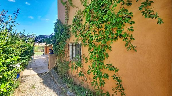 SAINT-MAXIMIN-LA-SAINTE-BAUME - MAISON DE PLAIN-PIED AVEC STUDIO INDÉPENDANT ET PISCINE