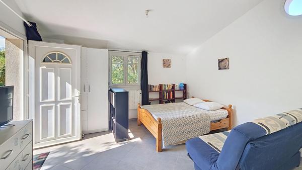 SAINT-MAXIMIN-LA-SAINTE-BAUME - MAISON DE PLAIN-PIED AVEC STUDIO INDÉPENDANT ET PISCINE