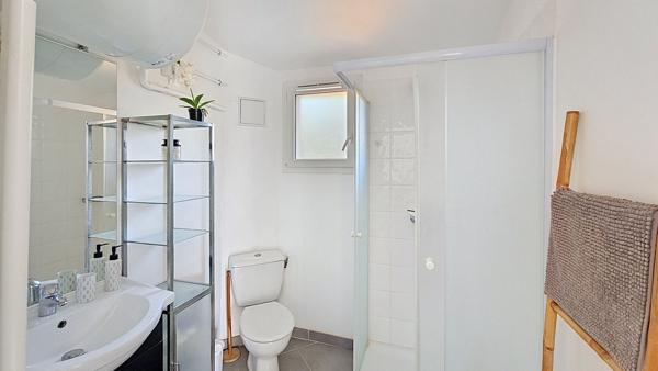 SAINT-MAXIMIN-LA-SAINTE-BAUME - MAISON DE PLAIN-PIED AVEC STUDIO INDÉPENDANT ET PISCINE