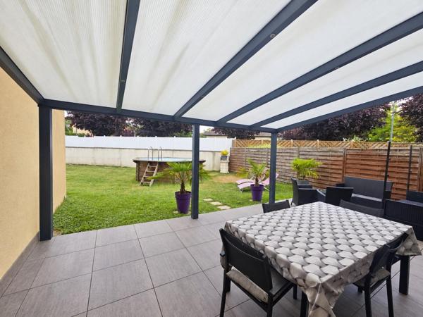 Découvrez cette maison familiale lumineuse et fonctionnelle avec un bel extérieur au calme avec terrasse et pergola sans vis-à-vis.