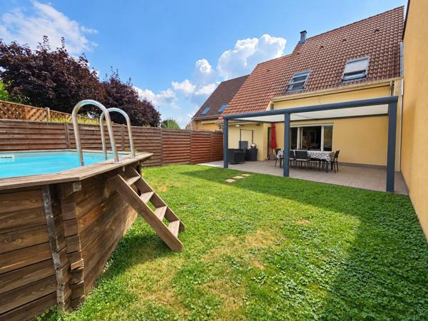 Découvrez cette maison familiale lumineuse et fonctionnelle avec un bel extérieur au calme avec terrasse et pergola sans vis-à-vis.