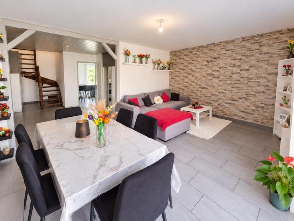 Découvrez cette maison familiale lumineuse et fonctionnelle avec un bel extérieur au calme avec terrasse et pergola sans vis-à-vis.