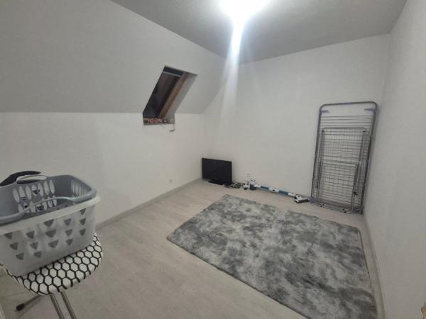 Découvrez cette maison familiale lumineuse et fonctionnelle avec un bel extérieur au calme avec terrasse et pergola sans vis-à-vis.