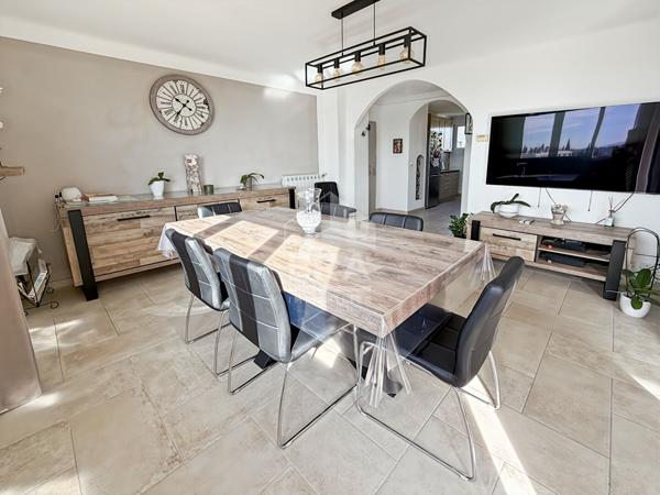 LES PENNES MIRABEAU - LES SAUGES- Appartement T4 T5 rénové de 82m2 avec balcon dans une résidence sécurisée