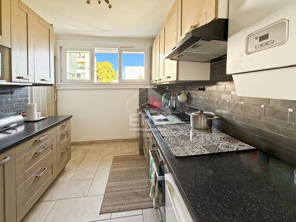 LES PENNES MIRABEAU - LES SAUGES- Appartement T4 T5 rénové de 82m2 avec balcon dans une résidence sécurisée