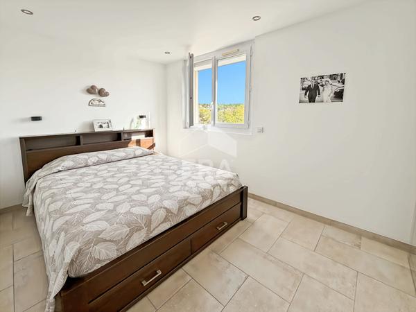 LES PENNES MIRABEAU - LES SAUGES- Appartement T4 T5 rénové de 82m2 avec balcon dans une résidence sécurisée