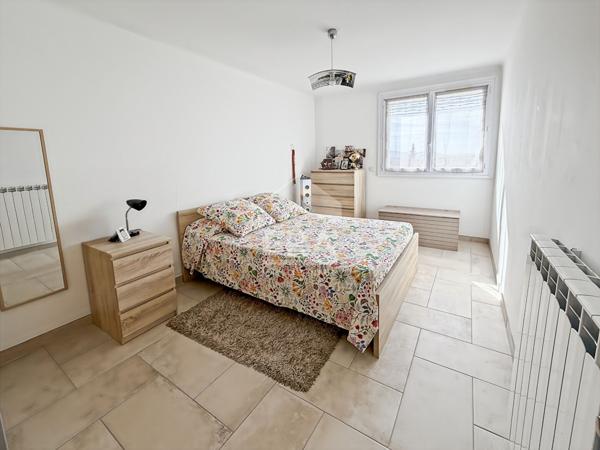 LES PENNES MIRABEAU - LES SAUGES- Appartement T4 T5 rénové de 82m2 avec balcon dans une résidence sécurisée
