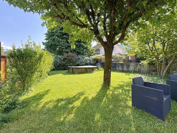 Coublevie, maison en pierre avec jardin, 5 chambres au cœur du vieux bourg