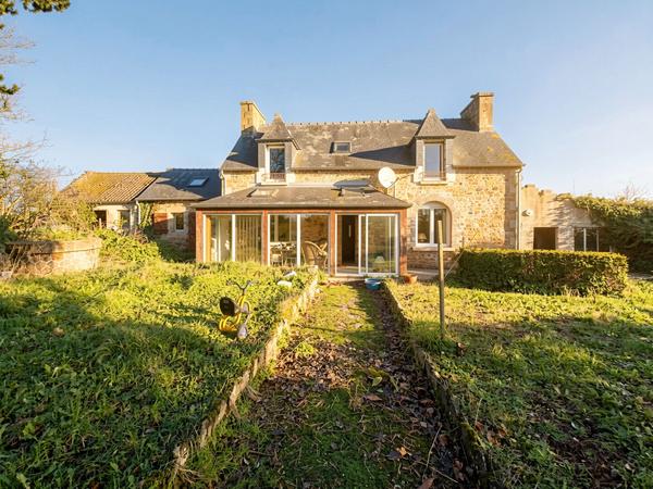 Maison en pierre à rénover avec jardin clos, dépendance , puits et garage sur Lannebert