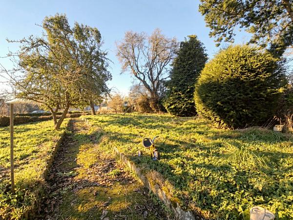 Maison en pierre à rénover avec jardin clos, dépendance , puits et garage sur Lannebert
