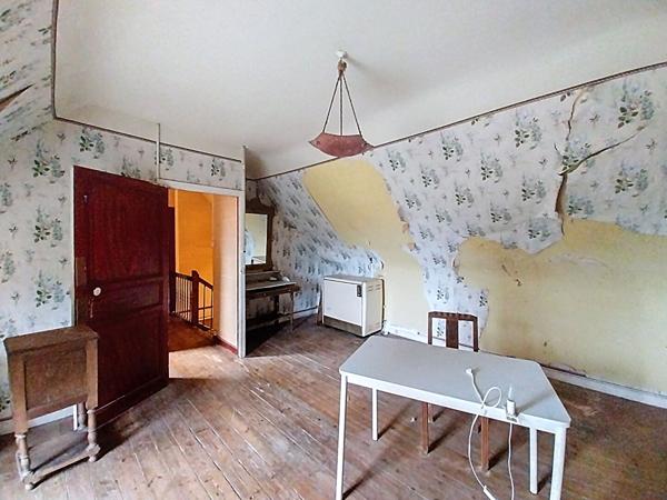 Maison en pierre à rénover avec jardin clos, dépendance , puits et garage sur Lannebert