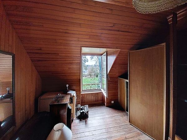 Maison en pierre à rénover avec jardin clos, dépendance , puits et garage sur Lannebert