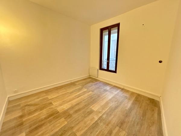 Grand F2 Loyer 1 000 €/mois charges comprises **  - Référence  2065