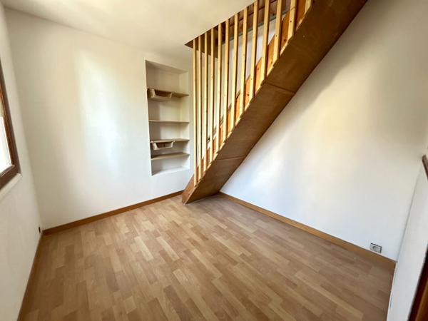 Grand F2 Loyer 1 000 €/mois charges comprises **  - Référence  2065