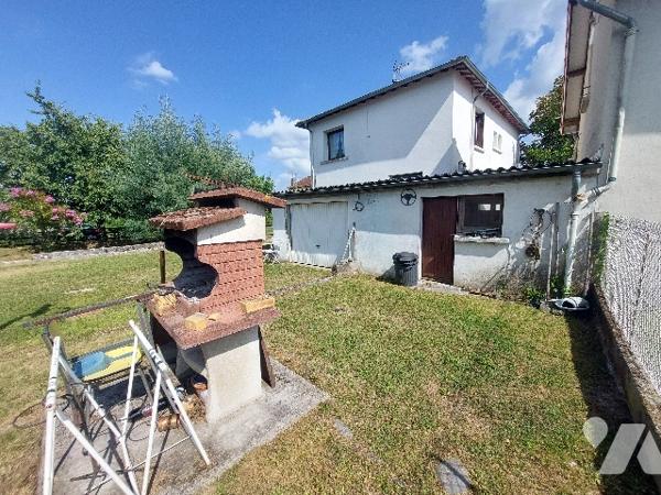 Saint-Gaudens, proche des commodités, maison de ville divisée en deux appartements indépendants.