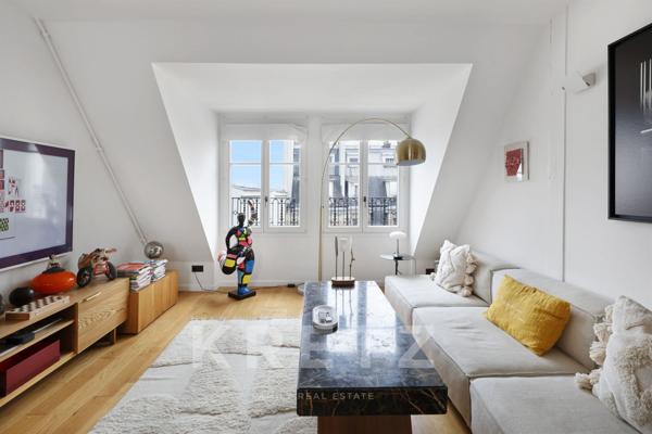 Appartement rénové en dernier étage avec vues dégagées sur la rue de la Paix