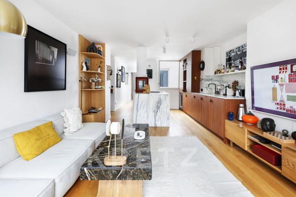 Appartement rénové en dernier étage avec vues dégagées sur la rue de la Paix