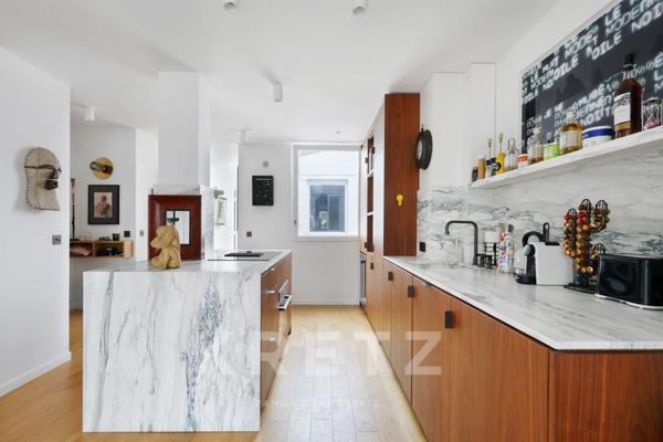 Appartement rénové en dernier étage avec vues dégagées sur la rue de la Paix