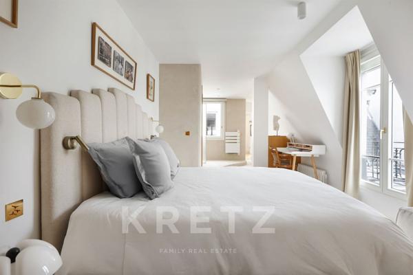 Appartement rénové en dernier étage avec vues dégagées sur la rue de la Paix