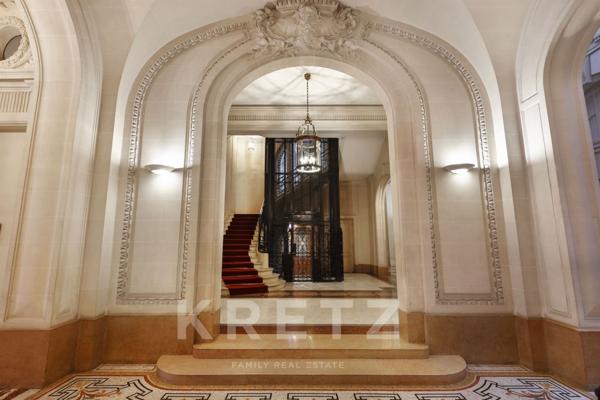 Appartement rénové en dernier étage avec vues dégagées sur la rue de la Paix