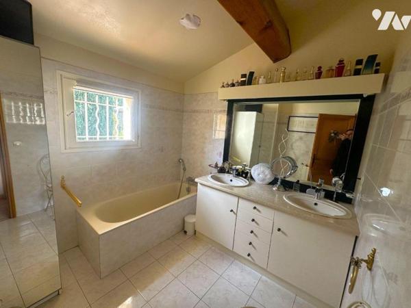 A VENDRE LE REVEST-LES-EAUX (VAR) 83200 - BELLE VILLA DE 126 M2 T5 AVEC VUE MAGNIFIQUE SUR LE V...