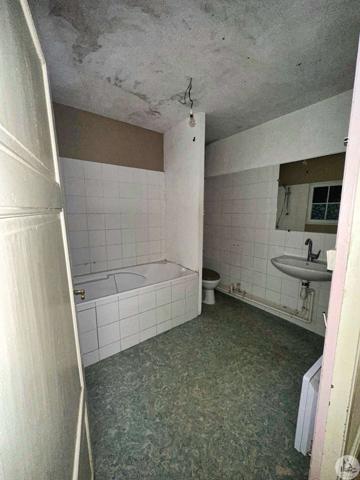 Immeuble d'habitation avec local commercial