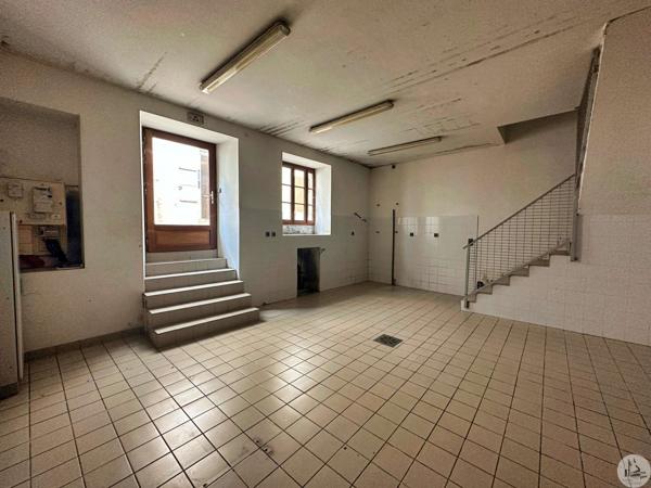 Immeuble d'habitation avec local commercial