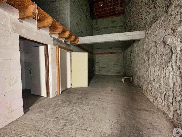 Immeuble d'habitation avec local commercial