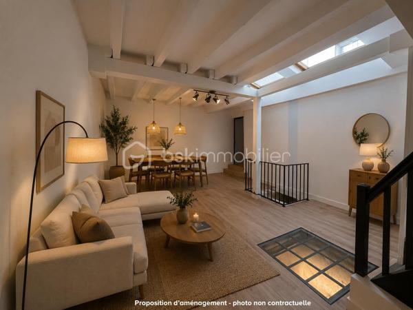 Cette maison de ville, entièrement rénovée, se distingue par le soin apporté à chaque détail.

Nichée dans un secteur très recherché de Tours, cette maison de ville de 74 m² a été entièrement rénovée avec soin, jusque dans les moindres détails. Ici, pas de travaux à prévoir, pas de mauvaise surprise : juste un intérieur prêt à vivre, pensé pour le confort de ses futurs propriétaires.

Dès qu'on pousse la porte, l'ambiance est chaleureuse. On sent que chaque choix a été réfléchi. Et pour les habitants du centre-ville, un détail fera vite la différence : la maison offre deux accès indépendants, dont l'un avec un sas pratique pour ranger les vélos à l'abri — fini le casse-tête du vélo qui traîne dans l'entrée.

Le rez-de-chaussée s'ouvre sur une pièce de vie lumineuse et conviviale, le genre d'endroit où l'on a envie de s'attarder. Juste à côté, une cuisine neuve signée cuisiniste, entièrement équipée, aussi belle que fonctionnelle.

En montant à l'étage, on découvre l'espace nuit : une première chambre avec un dressing intégré, une seconde qui se prête aussi bien au sommeil qu'au télétravail, et une salle d'eau moderne avec WC.

Et puis il y a ce petit détail qui change tout : sous le salon, une cave est visible à travers une vitre intégrée au sol. Un clin d'œil au passé de la maison, qui lui donne un vrai supplément d'âme.

Côté praticité, rien n'a été laissé au hasard : DPE C, chauffage électrique neuf avec thermostats réglables pièce par pièce, ballon d'eau chaude neuf. Un point à avoir en tête : la maison ne dispose pas d'extérieur privatif, ce qui en fait un bien pensé pour un mode de vie citadin, sans les contraintes d'entretien d'un jardin.

Le logement est libre de toute occupation, prêt à accueillir ses nouveaux habitants dès que vous le souhaitez. Et si vous cherchez une place pour votre voiture, une place de parking en sous-sol est disponible en supplément — un vrai luxe dans ce quartier.

Taxe foncière : environ 885 €.

Que ce soit pour un premier achat, un pied-à-terre confortable ou une résidence principale à taille humaine, cette maison a tout pour devenir un vrai coup de cœur, au cœur de Tours.