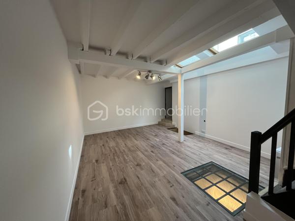 Cette maison de ville, entièrement rénovée, se distingue par le soin apporté à chaque détail.

Nichée dans un secteur très recherché de Tours, cette maison de ville de 74 m² a été entièrement rénovée avec soin, jusque dans les moindres détails. Ici, pas de travaux à prévoir, pas de mauvaise surprise : juste un intérieur prêt à vivre, pensé pour le confort de ses futurs propriétaires.

Dès qu'on pousse la porte, l'ambiance est chaleureuse. On sent que chaque choix a été réfléchi. Et pour les habitants du centre-ville, un détail fera vite la différence : la maison offre deux accès indépendants, dont l'un avec un sas pratique pour ranger les vélos à l'abri — fini le casse-tête du vélo qui traîne dans l'entrée.

Le rez-de-chaussée s'ouvre sur une pièce de vie lumineuse et conviviale, le genre d'endroit où l'on a envie de s'attarder. Juste à côté, une cuisine neuve signée cuisiniste, entièrement équipée, aussi belle que fonctionnelle.

En montant à l'étage, on découvre l'espace nuit : une première chambre avec un dressing intégré, une seconde qui se prête aussi bien au sommeil qu'au télétravail, et une salle d'eau moderne avec WC.

Et puis il y a ce petit détail qui change tout : sous le salon, une cave est visible à travers une vitre intégrée au sol. Un clin d'œil au passé de la maison, qui lui donne un vrai supplément d'âme.

Côté praticité, rien n'a été laissé au hasard : DPE C, chauffage électrique neuf avec thermostats réglables pièce par pièce, ballon d'eau chaude neuf. Un point à avoir en tête : la maison ne dispose pas d'extérieur privatif, ce qui en fait un bien pensé pour un mode de vie citadin, sans les contraintes d'entretien d'un jardin.

Le logement est libre de toute occupation, prêt à accueillir ses nouveaux habitants dès que vous le souhaitez. Et si vous cherchez une place pour votre voiture, une place de parking en sous-sol est disponible en supplément — un vrai luxe dans ce quartier.

Taxe foncière : environ 885 €.

Que ce soit pour un premier achat, un pied-à-terre confortable ou une résidence principale à taille humaine, cette maison a tout pour devenir un vrai coup de cœur, au cœur de Tours.