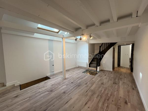 Cette maison de ville, entièrement rénovée, se distingue par le soin apporté à chaque détail.

Nichée dans un secteur très recherché de Tours, cette maison de ville de 74 m² a été entièrement rénovée avec soin, jusque dans les moindres détails. Ici, pas de travaux à prévoir, pas de mauvaise surprise : juste un intérieur prêt à vivre, pensé pour le confort de ses futurs propriétaires.

Dès qu'on pousse la porte, l'ambiance est chaleureuse. On sent que chaque choix a été réfléchi. Et pour les habitants du centre-ville, un détail fera vite la différence : la maison offre deux accès indépendants, dont l'un avec un sas pratique pour ranger les vélos à l'abri — fini le casse-tête du vélo qui traîne dans l'entrée.

Le rez-de-chaussée s'ouvre sur une pièce de vie lumineuse et conviviale, le genre d'endroit où l'on a envie de s'attarder. Juste à côté, une cuisine neuve signée cuisiniste, entièrement équipée, aussi belle que fonctionnelle.

En montant à l'étage, on découvre l'espace nuit : une première chambre avec un dressing intégré, une seconde qui se prête aussi bien au sommeil qu'au télétravail, et une salle d'eau moderne avec WC.

Et puis il y a ce petit détail qui change tout : sous le salon, une cave est visible à travers une vitre intégrée au sol. Un clin d'œil au passé de la maison, qui lui donne un vrai supplément d'âme.

Côté praticité, rien n'a été laissé au hasard : DPE C, chauffage électrique neuf avec thermostats réglables pièce par pièce, ballon d'eau chaude neuf. Un point à avoir en tête : la maison ne dispose pas d'extérieur privatif, ce qui en fait un bien pensé pour un mode de vie citadin, sans les contraintes d'entretien d'un jardin.

Le logement est libre de toute occupation, prêt à accueillir ses nouveaux habitants dès que vous le souhaitez. Et si vous cherchez une place pour votre voiture, une place de parking en sous-sol est disponible en supplément — un vrai luxe dans ce quartier.

Taxe foncière : environ 885 €.

Que ce soit pour un premier achat, un pied-à-terre confortable ou une résidence principale à taille humaine, cette maison a tout pour devenir un vrai coup de cœur, au cœur de Tours.