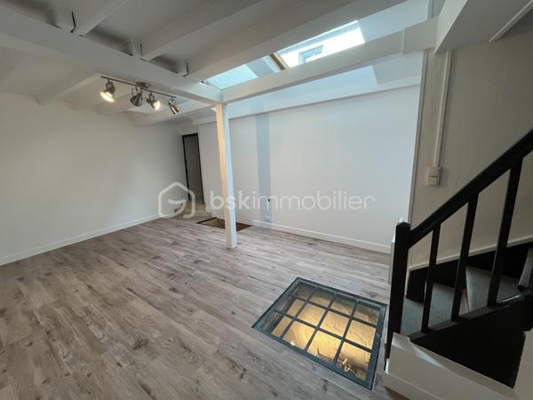 Cette maison de ville, entièrement rénovée, se distingue par le soin apporté à chaque détail.

Nichée dans un secteur très recherché de Tours, cette maison de ville de 74 m² a été entièrement rénovée avec soin, jusque dans les moindres détails. Ici, pas de travaux à prévoir, pas de mauvaise surprise : juste un intérieur prêt à vivre, pensé pour le confort de ses futurs propriétaires.

Dès qu'on pousse la porte, l'ambiance est chaleureuse. On sent que chaque choix a été réfléchi. Et pour les habitants du centre-ville, un détail fera vite la différence : la maison offre deux accès indépendants, dont l'un avec un sas pratique pour ranger les vélos à l'abri — fini le casse-tête du vélo qui traîne dans l'entrée.

Le rez-de-chaussée s'ouvre sur une pièce de vie lumineuse et conviviale, le genre d'endroit où l'on a envie de s'attarder. Juste à côté, une cuisine neuve signée cuisiniste, entièrement équipée, aussi belle que fonctionnelle.

En montant à l'étage, on découvre l'espace nuit : une première chambre avec un dressing intégré, une seconde qui se prête aussi bien au sommeil qu'au télétravail, et une salle d'eau moderne avec WC.

Et puis il y a ce petit détail qui change tout : sous le salon, une cave est visible à travers une vitre intégrée au sol. Un clin d'œil au passé de la maison, qui lui donne un vrai supplément d'âme.

Côté praticité, rien n'a été laissé au hasard : DPE C, chauffage électrique neuf avec thermostats réglables pièce par pièce, ballon d'eau chaude neuf. Un point à avoir en tête : la maison ne dispose pas d'extérieur privatif, ce qui en fait un bien pensé pour un mode de vie citadin, sans les contraintes d'entretien d'un jardin.

Le logement est libre de toute occupation, prêt à accueillir ses nouveaux habitants dès que vous le souhaitez. Et si vous cherchez une place pour votre voiture, une place de parking en sous-sol est disponible en supplément — un vrai luxe dans ce quartier.

Taxe foncière : environ 885 €.

Que ce soit pour un premier achat, un pied-à-terre confortable ou une résidence principale à taille humaine, cette maison a tout pour devenir un vrai coup de cœur, au cœur de Tours.