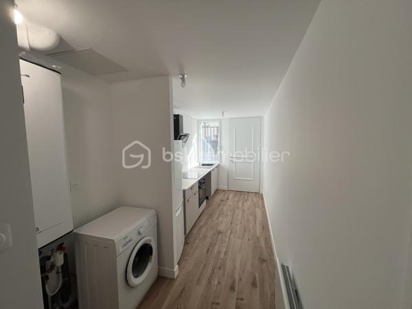 Cette maison de ville, entièrement rénovée, se distingue par le soin apporté à chaque détail.

Nichée dans un secteur très recherché de Tours, cette maison de ville de 74 m² a été entièrement rénovée avec soin, jusque dans les moindres détails. Ici, pas de travaux à prévoir, pas de mauvaise surprise : juste un intérieur prêt à vivre, pensé pour le confort de ses futurs propriétaires.

Dès qu'on pousse la porte, l'ambiance est chaleureuse. On sent que chaque choix a été réfléchi. Et pour les habitants du centre-ville, un détail fera vite la différence : la maison offre deux accès indépendants, dont l'un avec un sas pratique pour ranger les vélos à l'abri — fini le casse-tête du vélo qui traîne dans l'entrée.

Le rez-de-chaussée s'ouvre sur une pièce de vie lumineuse et conviviale, le genre d'endroit où l'on a envie de s'attarder. Juste à côté, une cuisine neuve signée cuisiniste, entièrement équipée, aussi belle que fonctionnelle.

En montant à l'étage, on découvre l'espace nuit : une première chambre avec un dressing intégré, une seconde qui se prête aussi bien au sommeil qu'au télétravail, et une salle d'eau moderne avec WC.

Et puis il y a ce petit détail qui change tout : sous le salon, une cave est visible à travers une vitre intégrée au sol. Un clin d'œil au passé de la maison, qui lui donne un vrai supplément d'âme.

Côté praticité, rien n'a été laissé au hasard : DPE C, chauffage électrique neuf avec thermostats réglables pièce par pièce, ballon d'eau chaude neuf. Un point à avoir en tête : la maison ne dispose pas d'extérieur privatif, ce qui en fait un bien pensé pour un mode de vie citadin, sans les contraintes d'entretien d'un jardin.

Le logement est libre de toute occupation, prêt à accueillir ses nouveaux habitants dès que vous le souhaitez. Et si vous cherchez une place pour votre voiture, une place de parking en sous-sol est disponible en supplément — un vrai luxe dans ce quartier.

Taxe foncière : environ 885 €.

Que ce soit pour un premier achat, un pied-à-terre confortable ou une résidence principale à taille humaine, cette maison a tout pour devenir un vrai coup de cœur, au cœur de Tours.